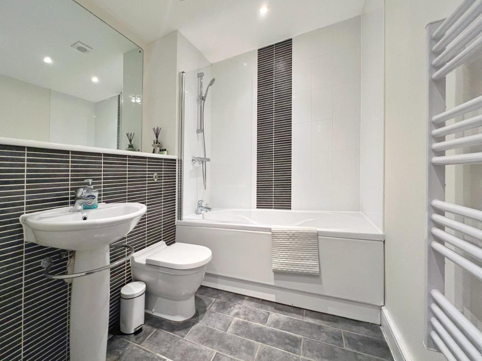 Seaview Boutique One-Bedroom Apt สวอนซี ภายนอก รูปภาพ